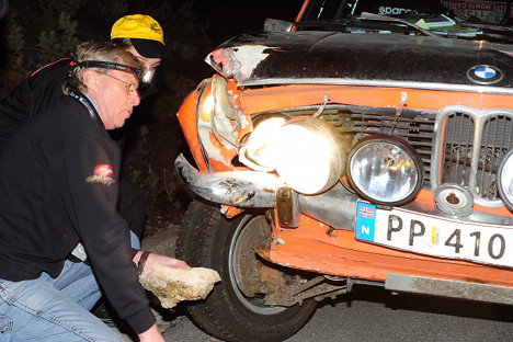 Oddvar Moland er en af Norges mest drevne codrivere med flere deltagelser i Rallye Monte-Carlo Historique. Her fanget under en ikke planlagt lynreparation på en mørk alpevej